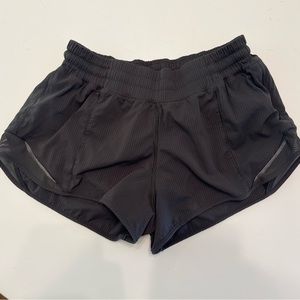 LULULEMON - DARK GREY SEERSUCKER SHORT / Size 4 / 2.5” Inseam